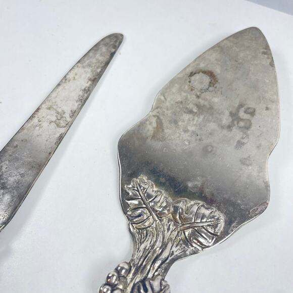 Godinger silver-plated raised pattern grape and vine serving set 11" and 9.5" - Picture 3 of 4